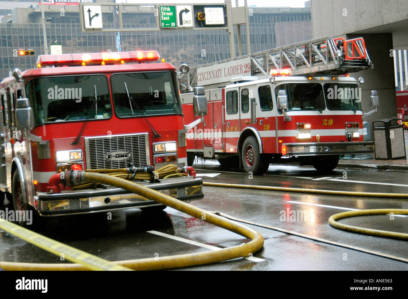 Feuerwehrleute kämpfen Flammen in die Innenstadt von Cincinnati Ohio Stockfoto