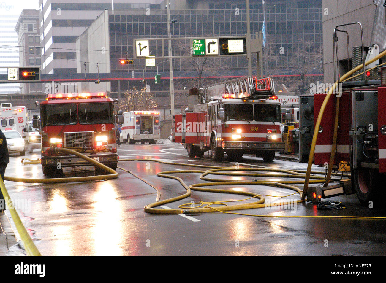 Feuerwehrleute kämpfen Flammen in die Innenstadt von Cincinnati Ohio Stockfoto