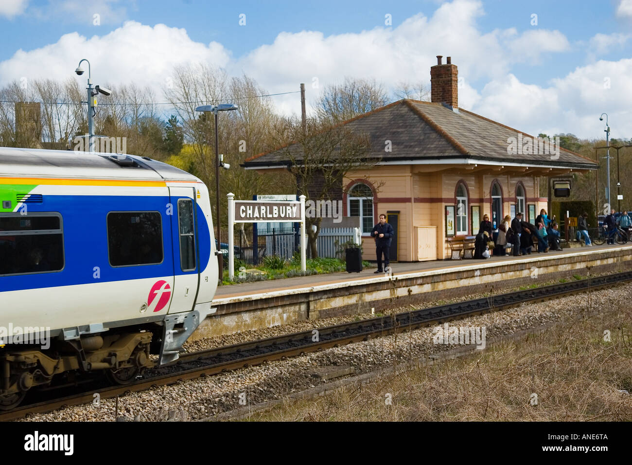 Erster Great Western Zug kommt bei Charlbury Station Oxfordshire The Cotswolds UK Stockfoto