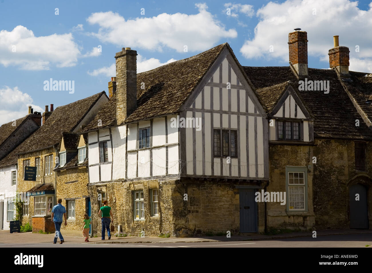 Tudor-Stil Fachwerkhäuser in Laycock Wiltshire Vereinigtes Königreich Stockfoto