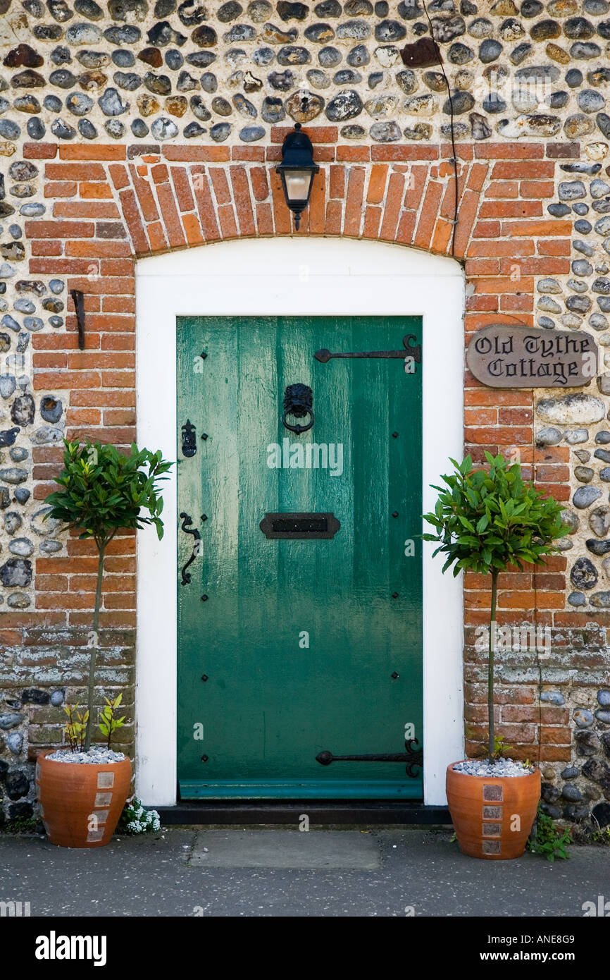 Alten Tythe Cottage Haustür bei Happisburgh Norfolk United Kingdom Stockfoto