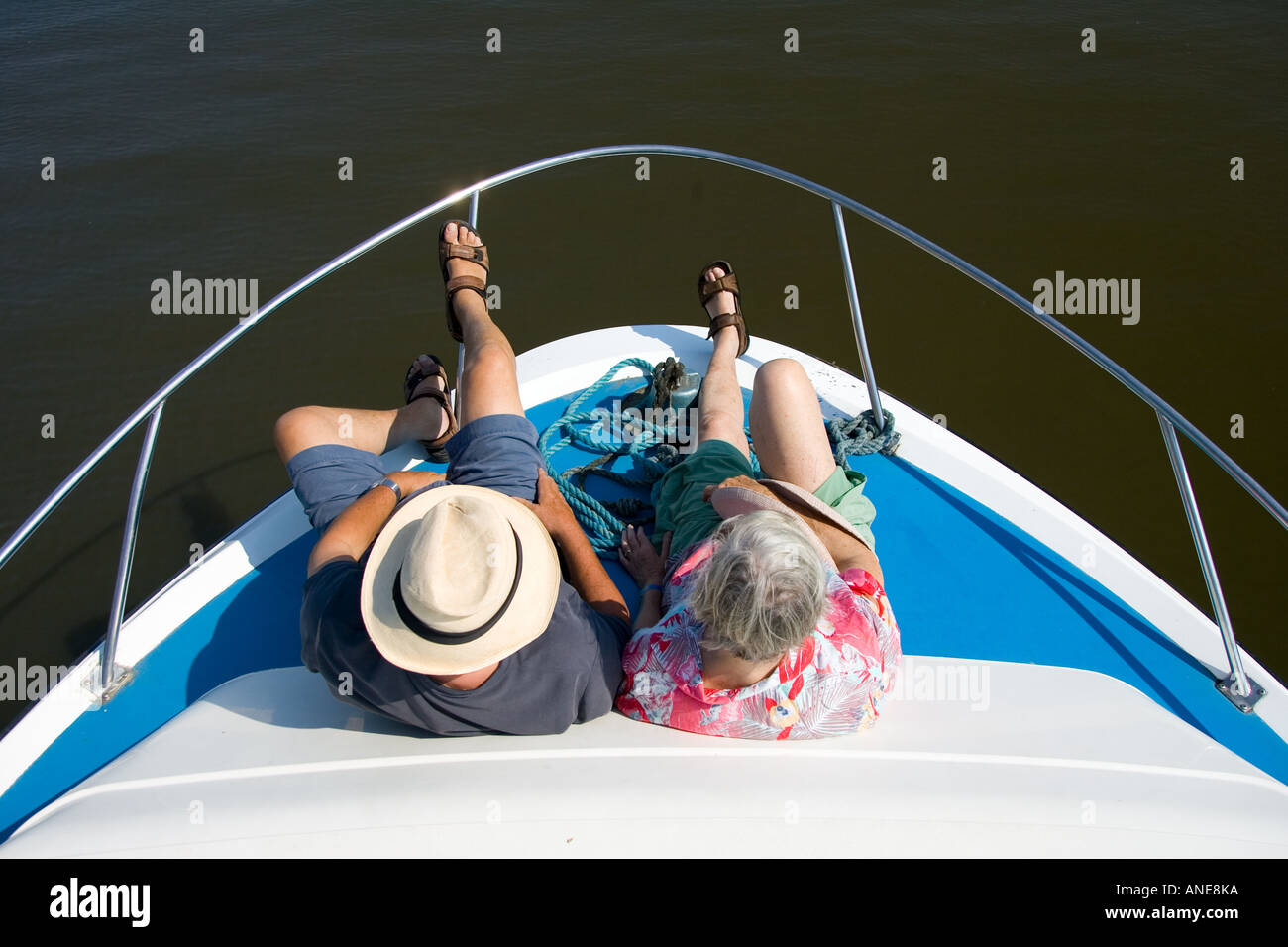 Passagiere sitzen am Bug eines Flusses Kreuzers auf das Broadlands Norfolk United Kingdom Stockfoto