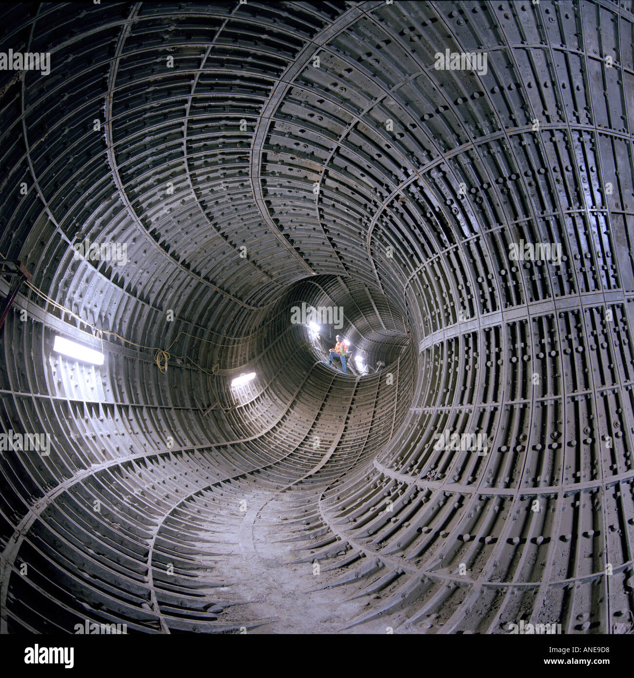 Gusseisen-Tunnel-Tübbinge bilden eine faszinierende Muster in einen Lüftungsschacht auf die Londoner U-Bahn-Netz Stockfoto