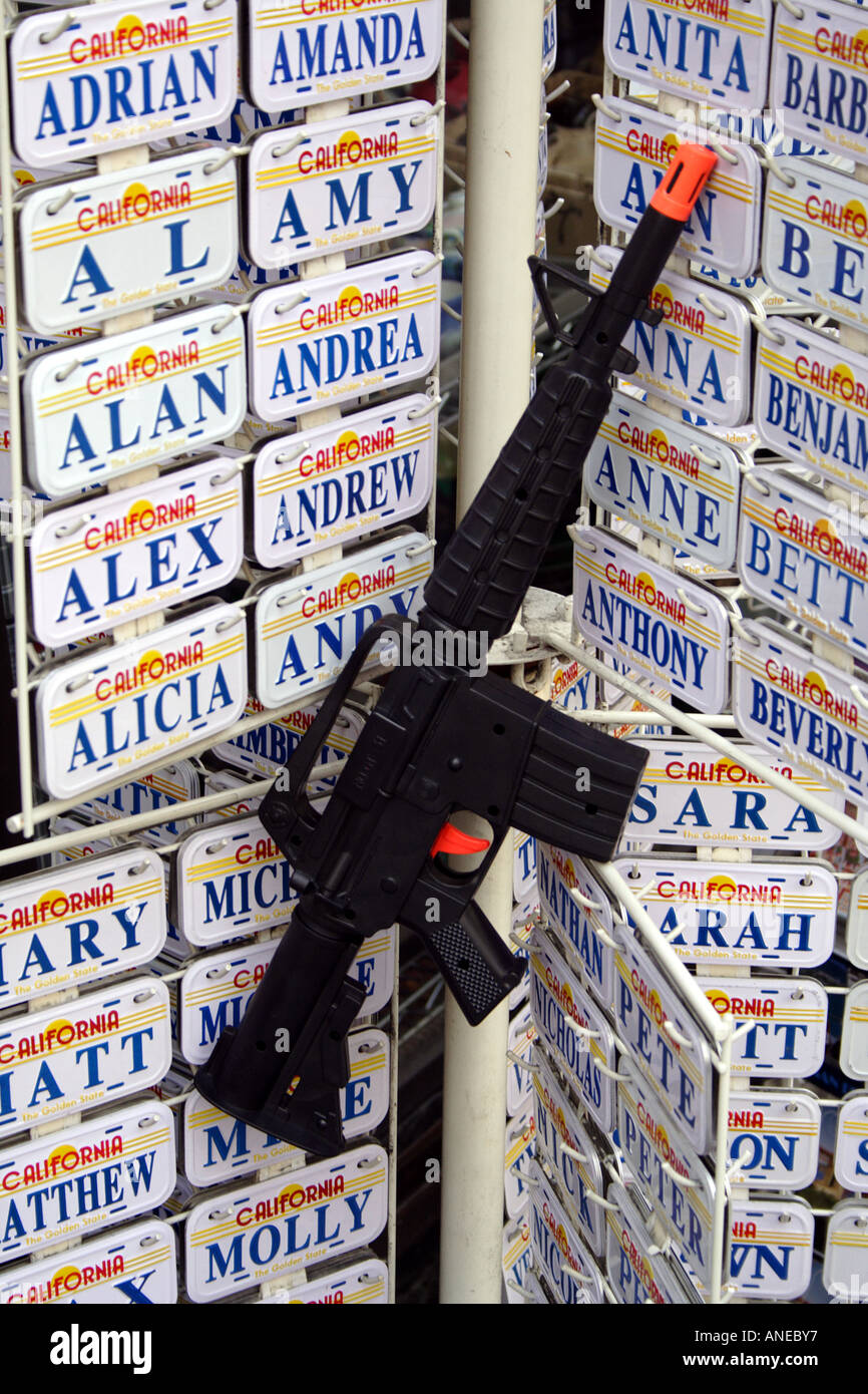Spielzeugpistole und Souvenir-California-Kfz-Kennzeichen Stockfoto