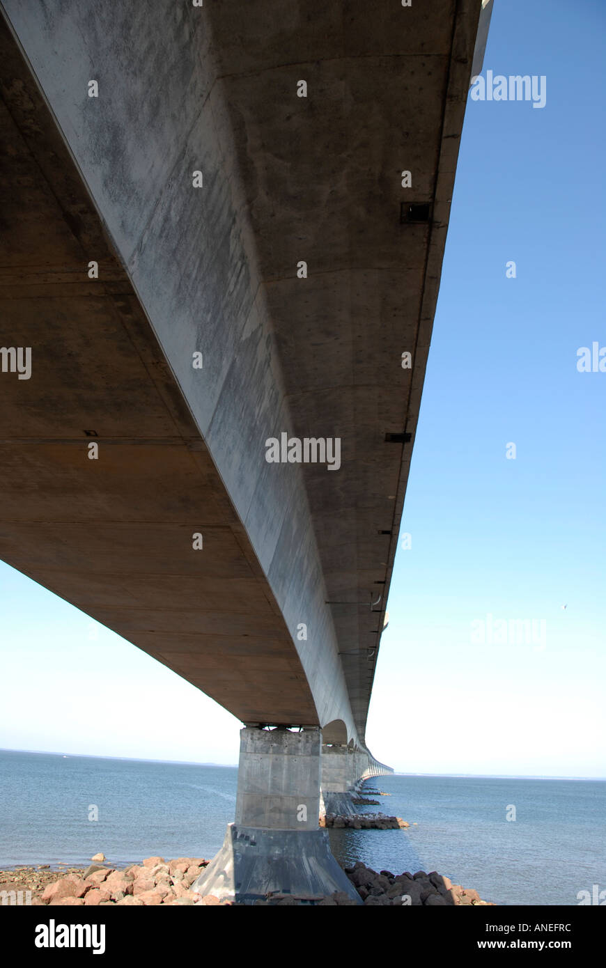 Confederation Bridge (von unten) - Prince Edward Island, Canada Stockfoto