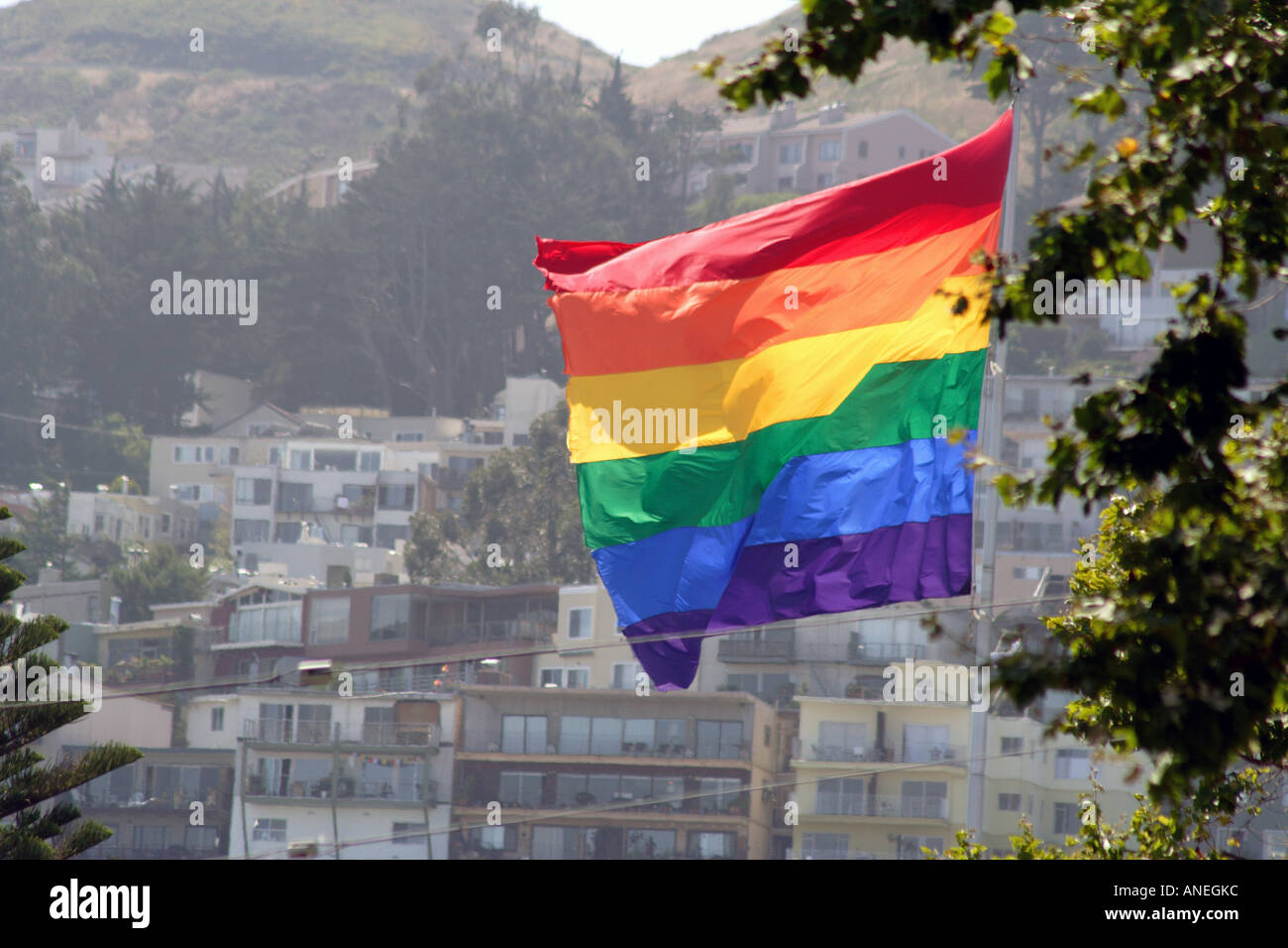 Gay-Pride Regenbogenflagge im Wind über Castro, San Francisco, Kalifornien Stockfoto