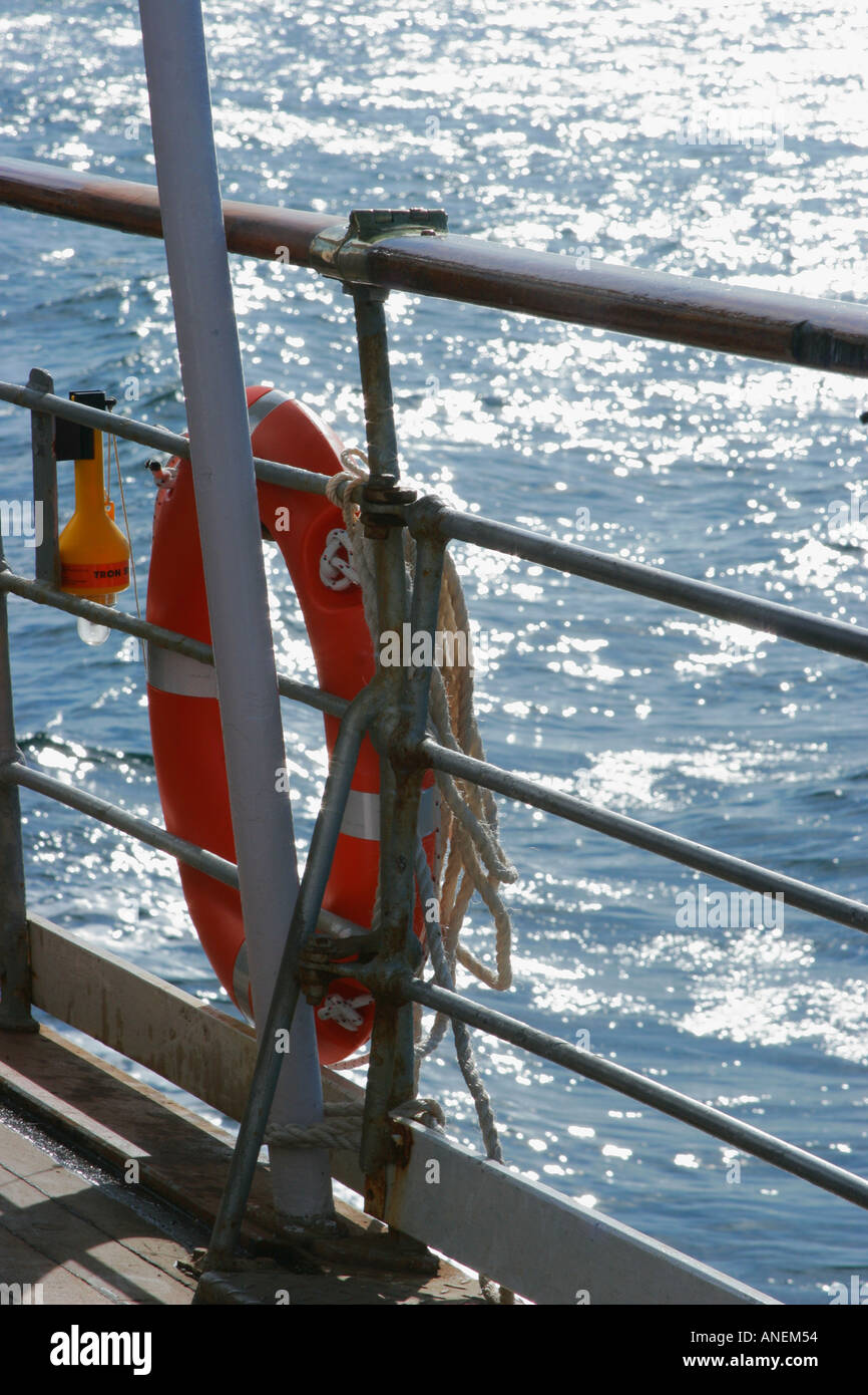 Rettungsring befestigt auf Geländer auf Schiff Stockfoto