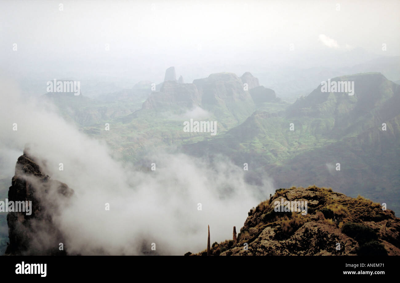 Bergige Landschaften über den Rand der Böschung an Imet Gogo Simien Mountains Nationalpark Äthiopien Stockfoto