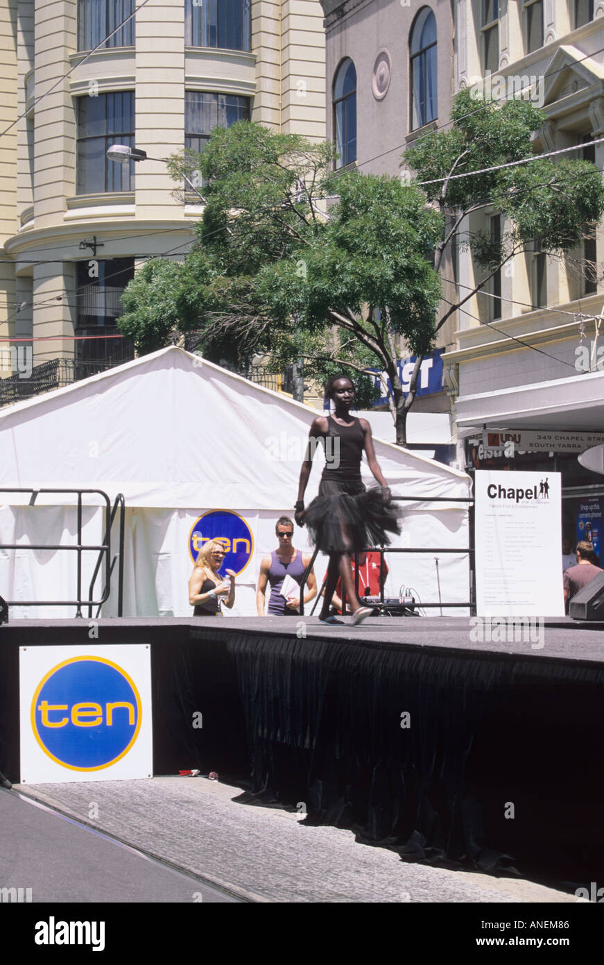 Model auf dem Laufsteg, "Chapel Street Fashion und Food Event", Melbourne, Victoria, Australien. Stockfoto