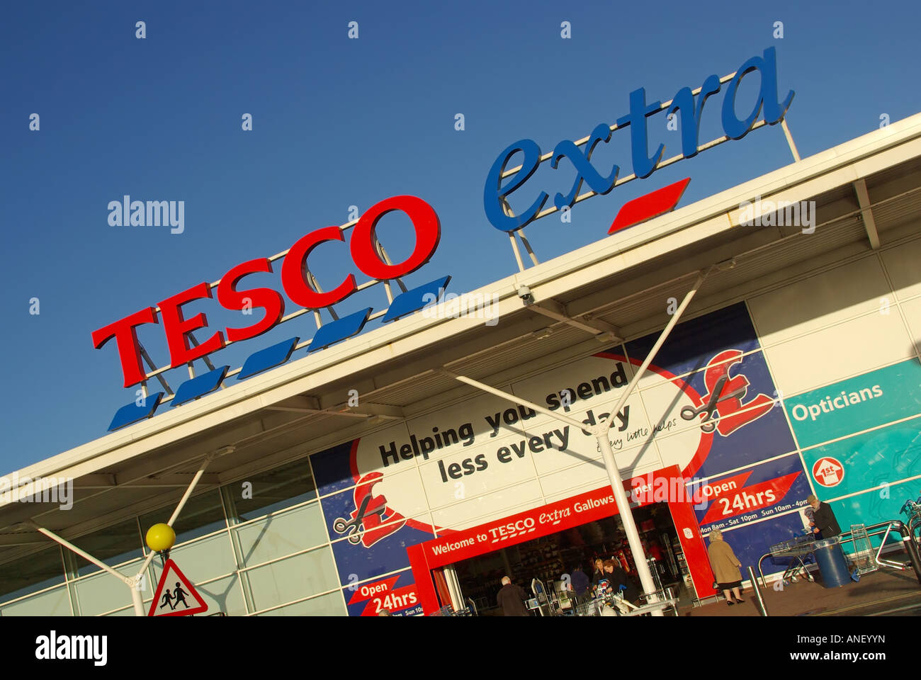 Tesco Extra Supermarkt Shop Zeichen und Haupteingang Stockfoto