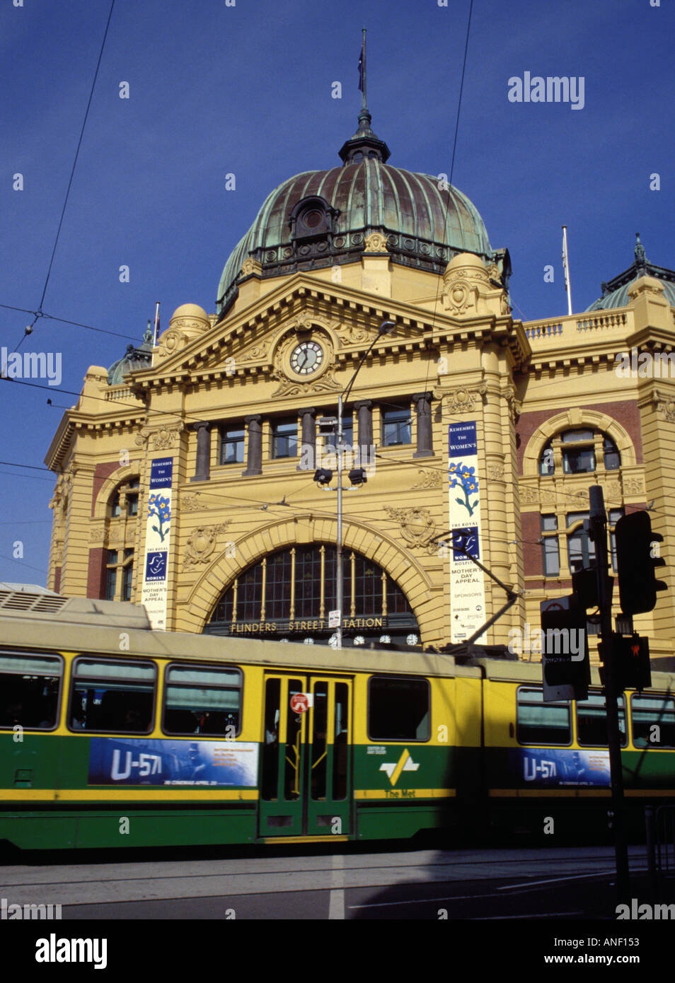 Eine Straßenbahn geht vor Flinders Street Station in Melbourne Australien Stockfoto