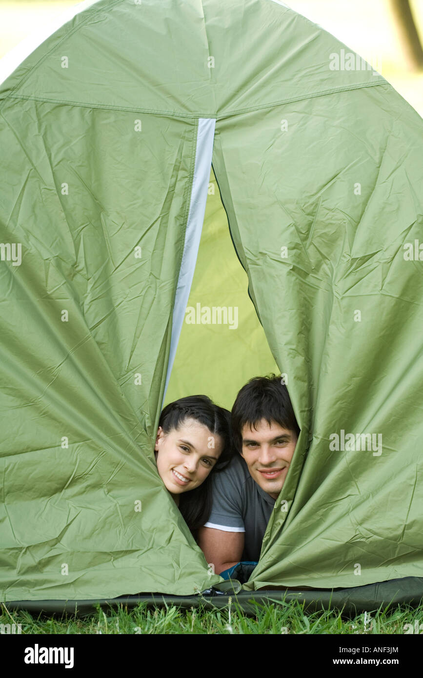 Junge Camper spähen Köpfe aus Zelt Stockfoto