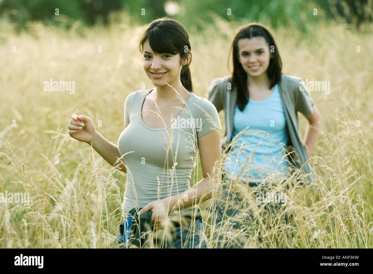 Junge weibliche Wanderer zu Fuß durch Feld Stockfoto