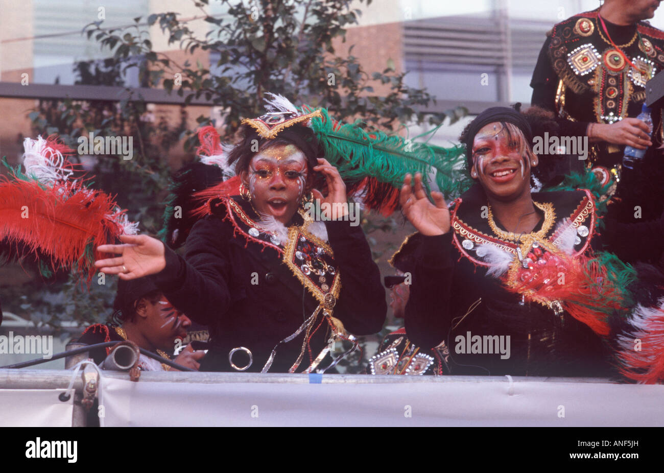Zwei lächelnde Frauen im exotischen Stil Karnevalskleid mit aufgemalten Gesichtern winken von Float in der Lord Mayor es Show, City of London Stockfoto
