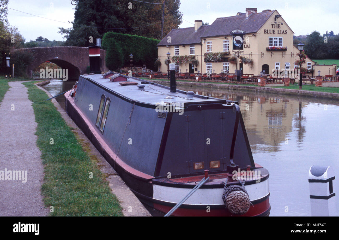 Dampf-angetriebene Kanal Schlepper Narrowboat vertäut vor blaue Lias Pub, Stockton Bottom Lock, Grand Union Canal, Warwickshire, England Stockfoto