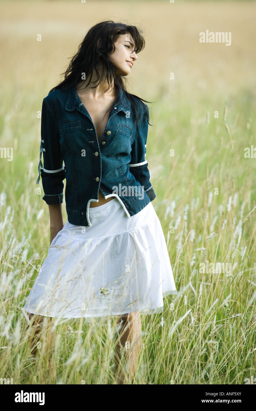 Junge Frau im Feld, Kopf zur Seite stehen Stockfoto