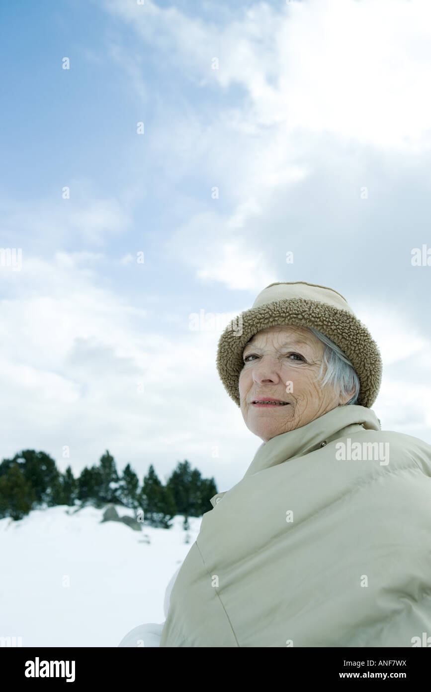 Ältere Frau in verschneiter Landschaft, Hüfte aufwärts Stockfoto