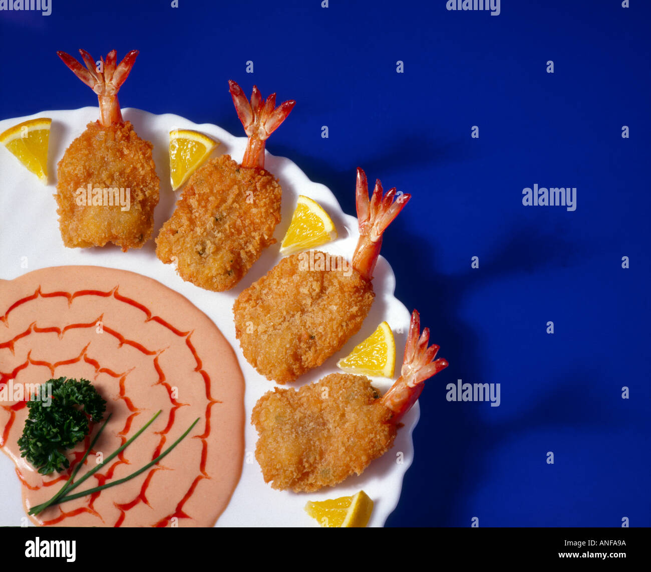 Bauernhof angehobene Vanameii Garnelen Schmetterling schneiden paniert und tief gebraten auf Teller mit Golf-Sauce garniert Stockfoto