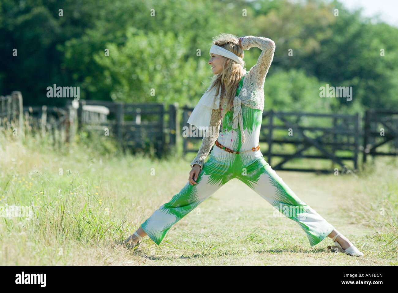 Beine weit gespreizt -Fotos und -Bildmaterial in hoher Auflösung – Alamy