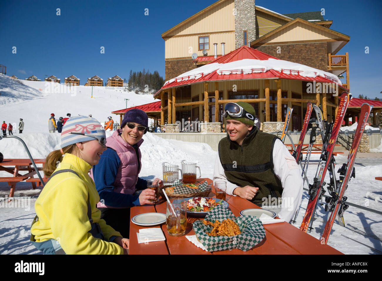 Junge Familie genießt Mittagessen auf Basis des Kimberley Alpine Resort, Kimberley, British Columbia, Kanada. Stockfoto