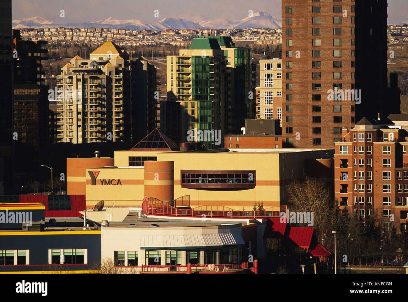 Innenstadt von Gebäuden mit Wohngebiet und Rocky Mountains im Hintergrund, Calgary, Alberta, Kanada Stockfoto