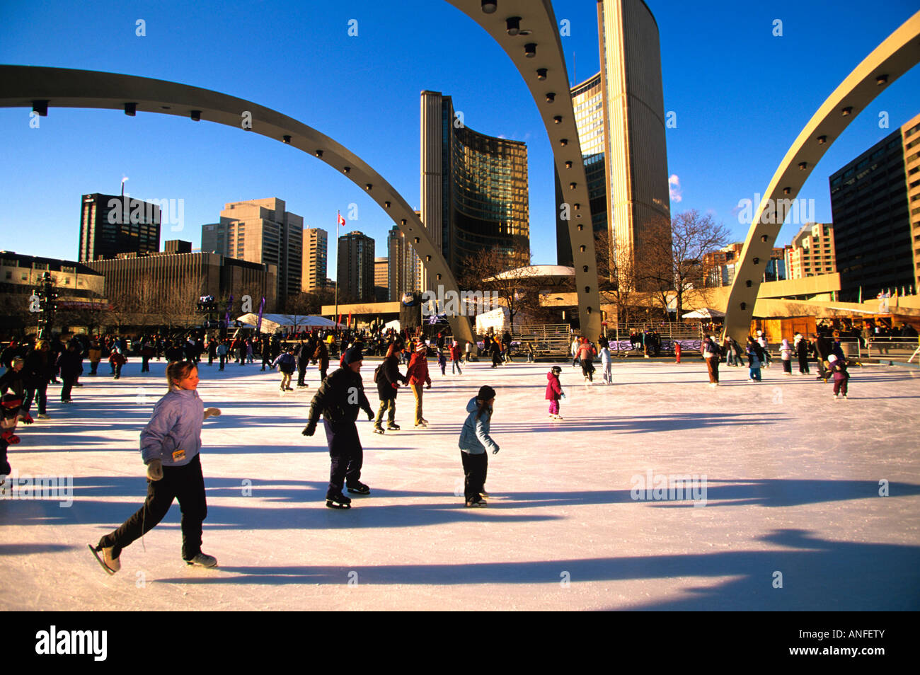 Skater, Nathan Phillips Square im Winter, Toronto, Ontario, Kanada Stockfoto