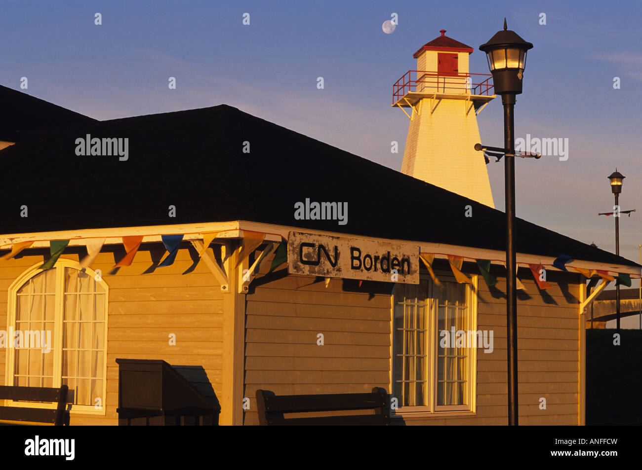 Alten Bahnhof und Leuchtturm in Borden-Carleton Marine/Rail Historical Park, Prince Edward Island, Canada Stockfoto