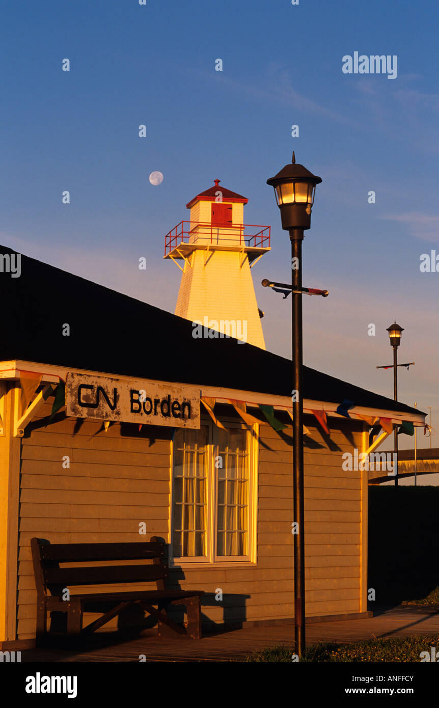 Alten Bahnhof und Leuchtturm in Borden-Carleton Marine/Rail Historical Park, Prince Edward Island, Canada Stockfoto