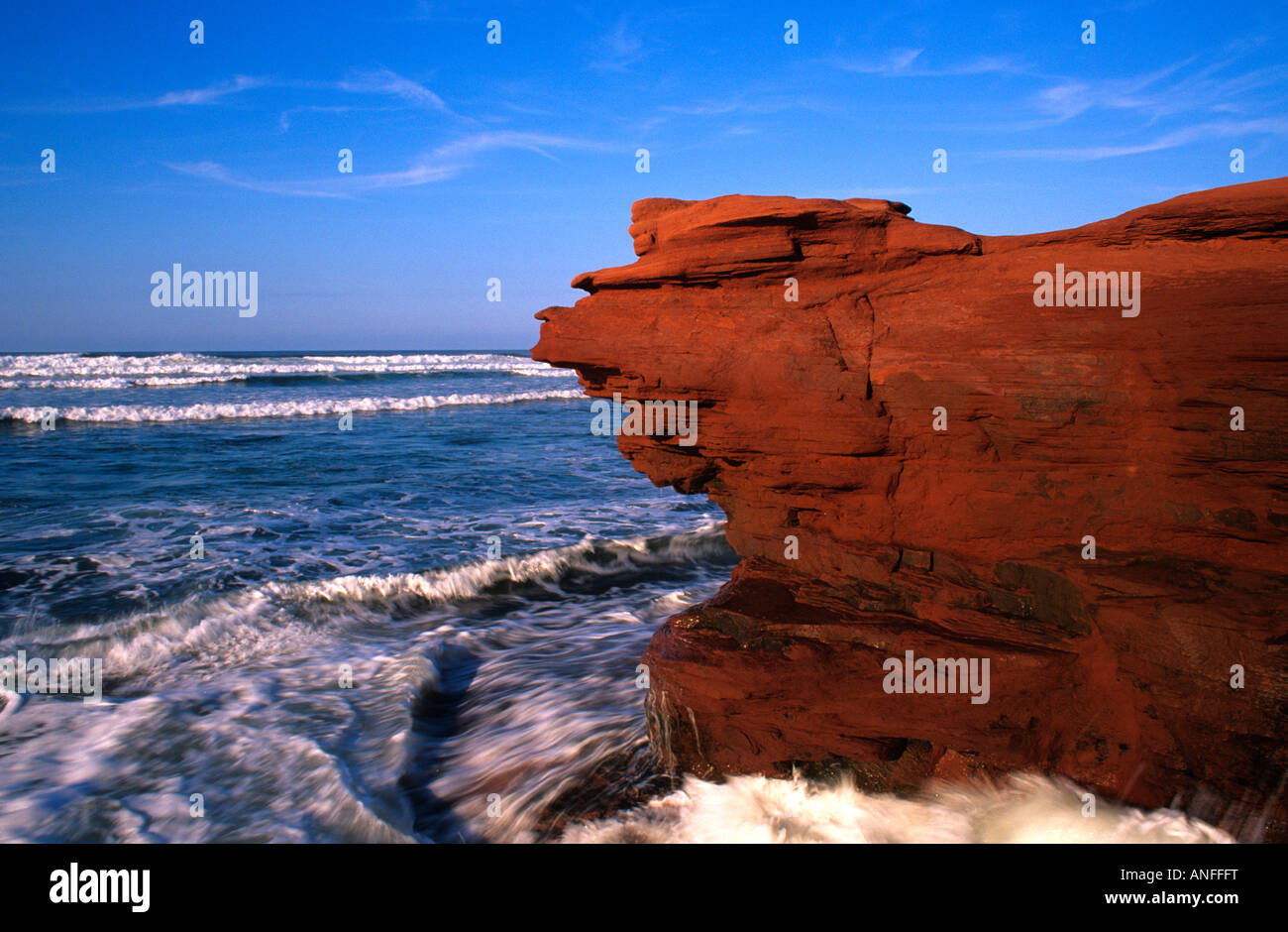 Surf und Sandstein-Klippen, Cavendish Beach, PEI Nationalpark, Prince-Edward-Insel, Kanada Stockfoto