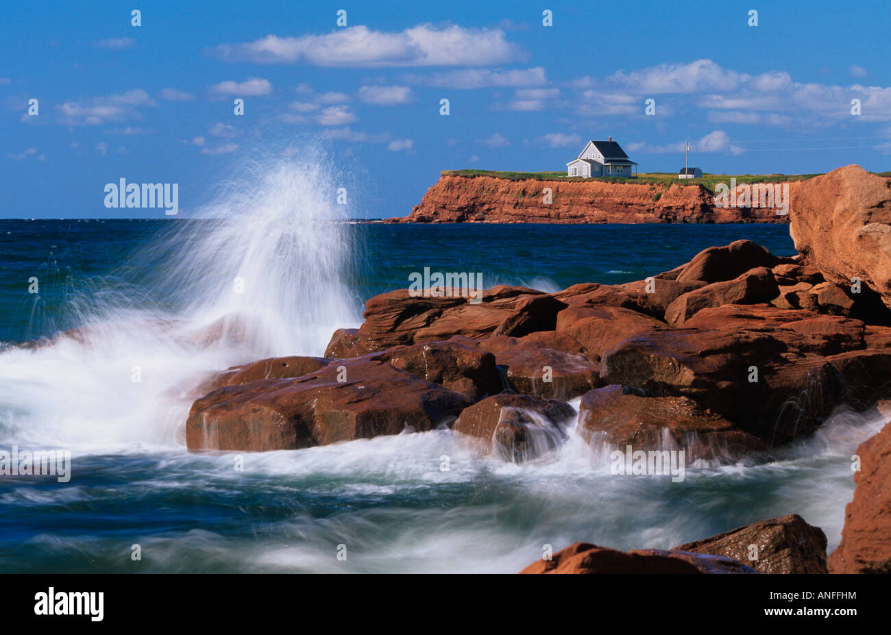 Wellen schlagen die Sandsteinfelsen, Chepstow, Prince Edward Island, Canada Stockfoto