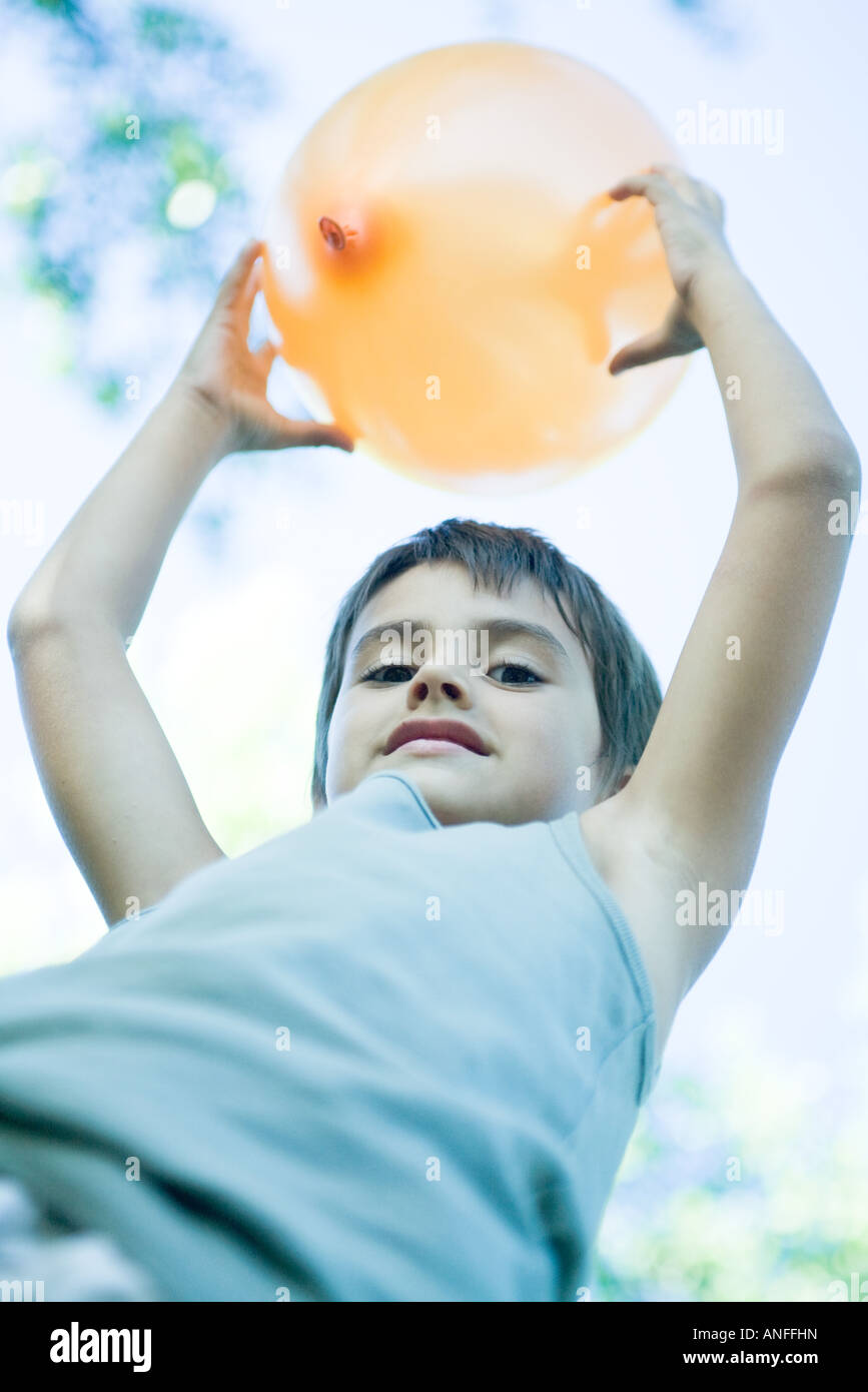 Junge Ballon hochhalten Stockfoto