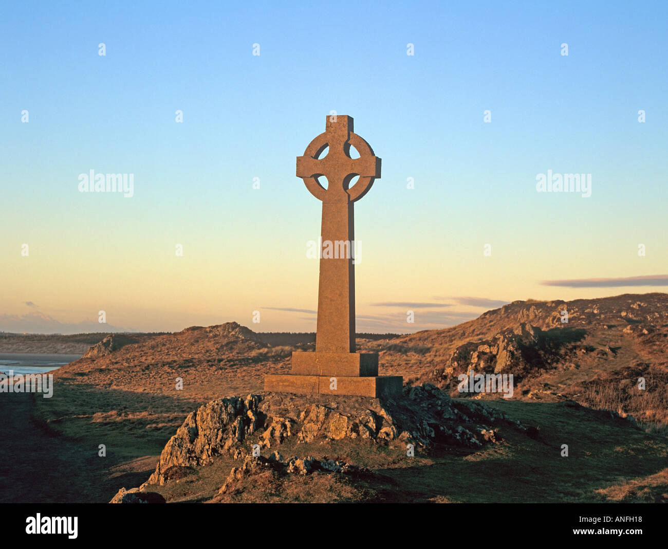 LLANDDWYN Insel ISLE von ANGLESEY NORTH WALES UK The Celtic Cross in frühen Abendlicht auf dieser historischen Offshore-Insel Stockfoto