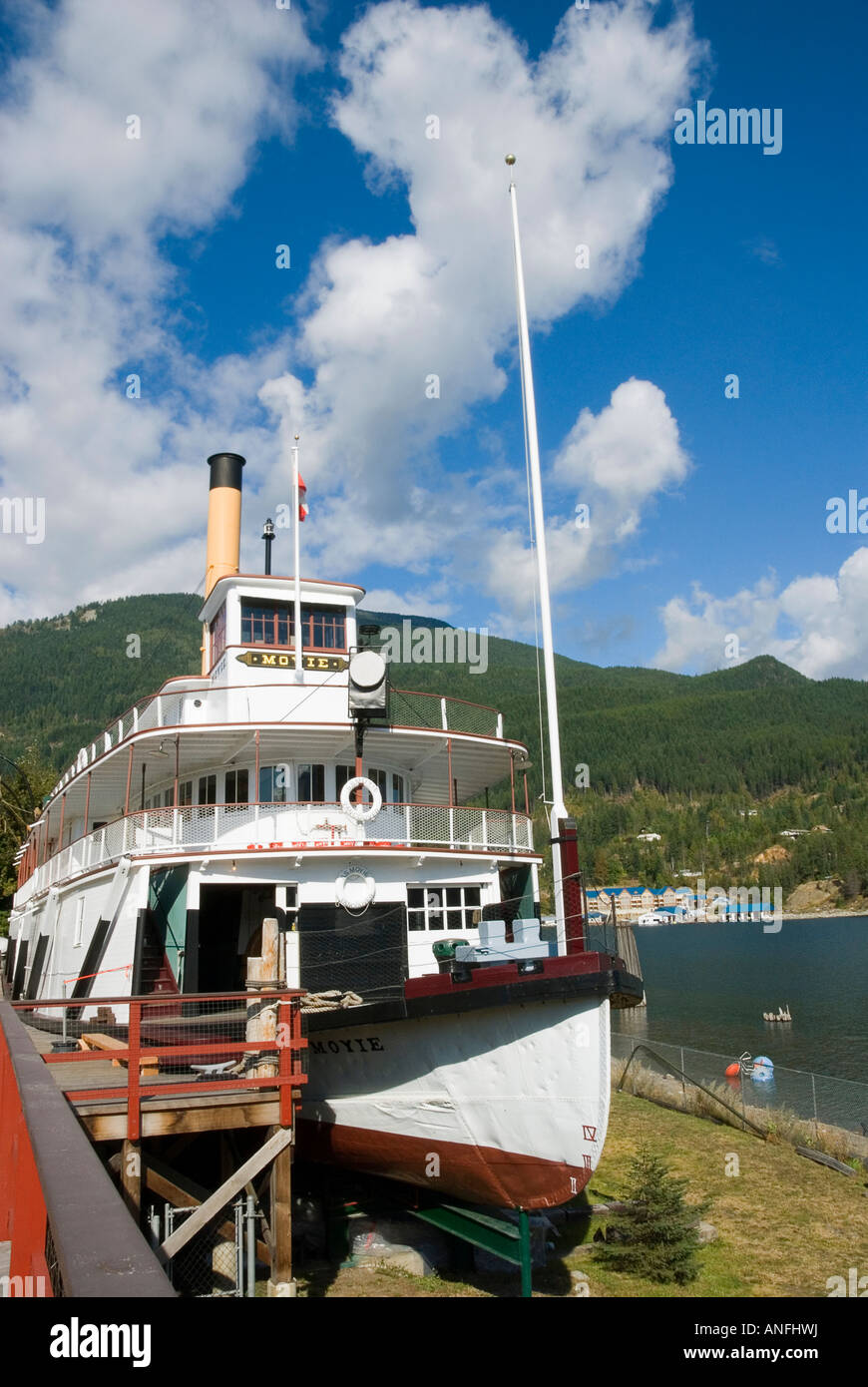 Gestrandeter Raddampfer SS Moyie ist heute ein Museum in Kaslo auf Kootenay Lake in den Selkirk Mountains, British Columbia, Kanada. Stockfoto