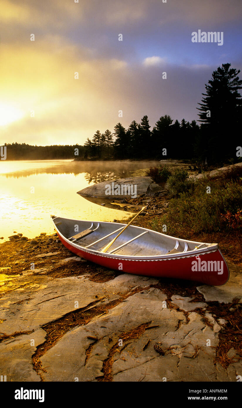Eine Kanu liegt an den Ufern des Killarney Provincial Park, Ontario, Kanada. Stockfoto