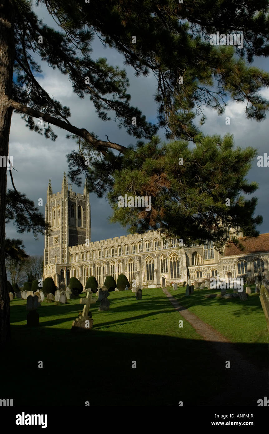 LONG MELFORD Kirche Wolle Kirche 15thCENT Kirche der Heiligen Dreifaltigkeit von ENGLAND dramatische Beleuchtung dunkler Himmel WINTER Sonnenlicht ANGLIC Stockfoto