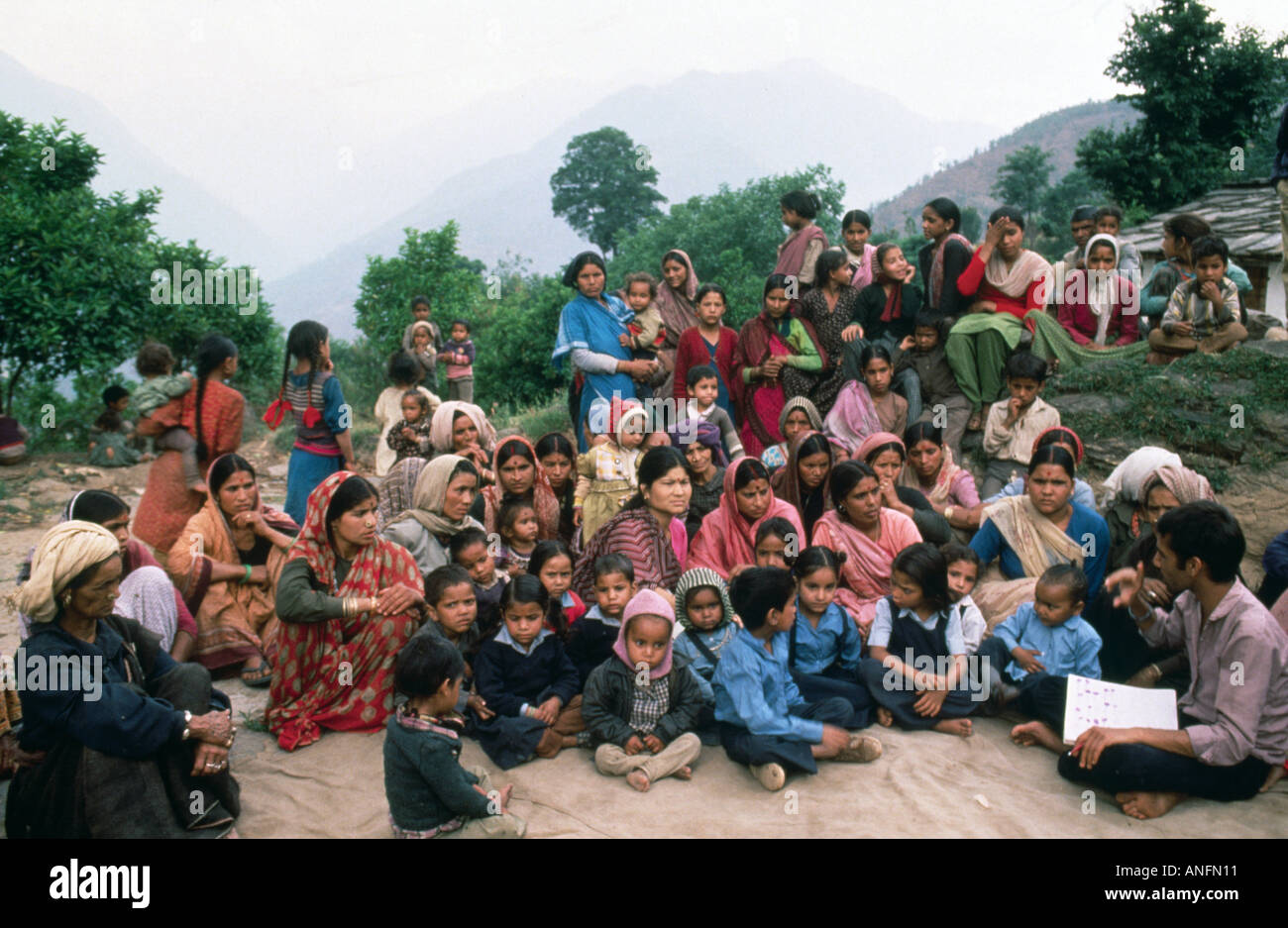 Eine ländliche Frauen Kooperative treffen, wo sie lernen sind Buchhaltung Fähigkeiten für Ihre einkommenschaffende Projekte, garwhal Himal, Nordindien Stockfoto