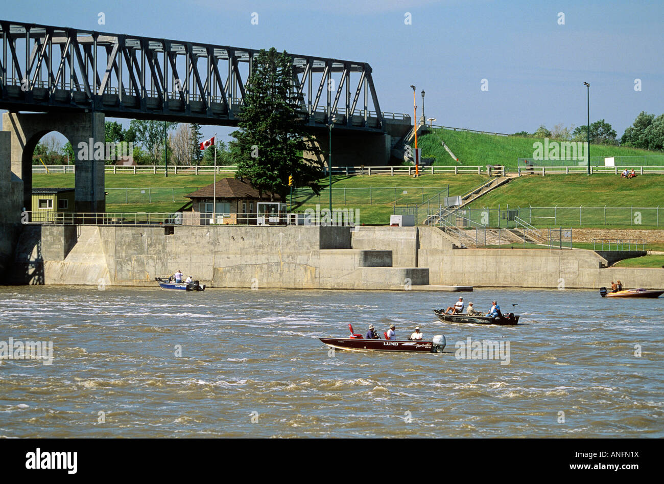 Angelboote/Fischerboote, St. Andrew Lock und Dam, National Historic Site, Manitoba, Kanada. Stockfoto