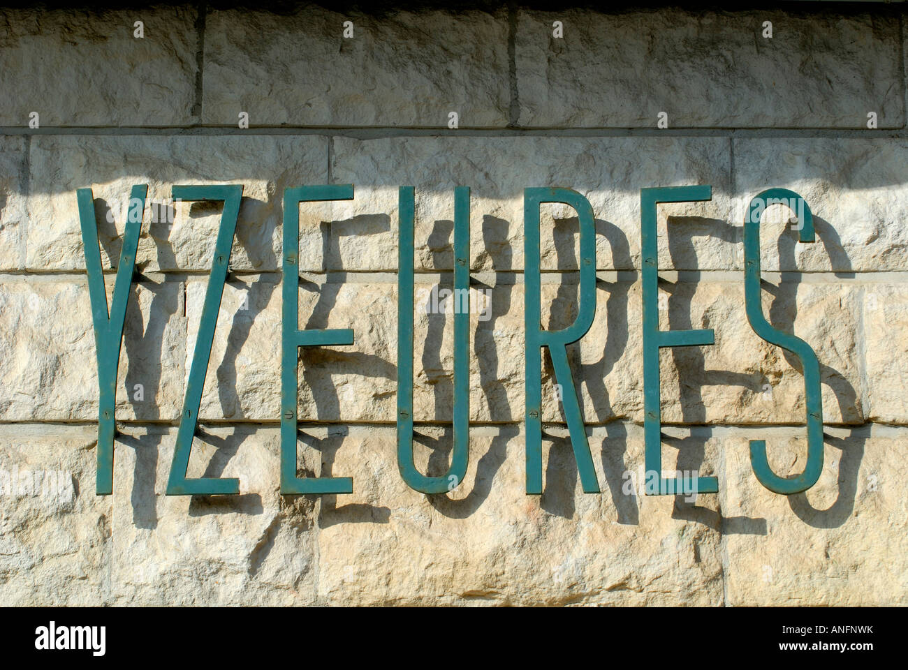 Stilvolle Sans Serif Art-Deco-Schriftzug - Yzeures-Sur Creuse, Indre et Loire, Frankreich. Stockfoto