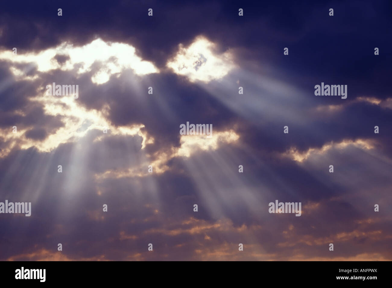 Sonnenlicht durch Wolken strömen nach Gewitter, Kanada. Stockfoto