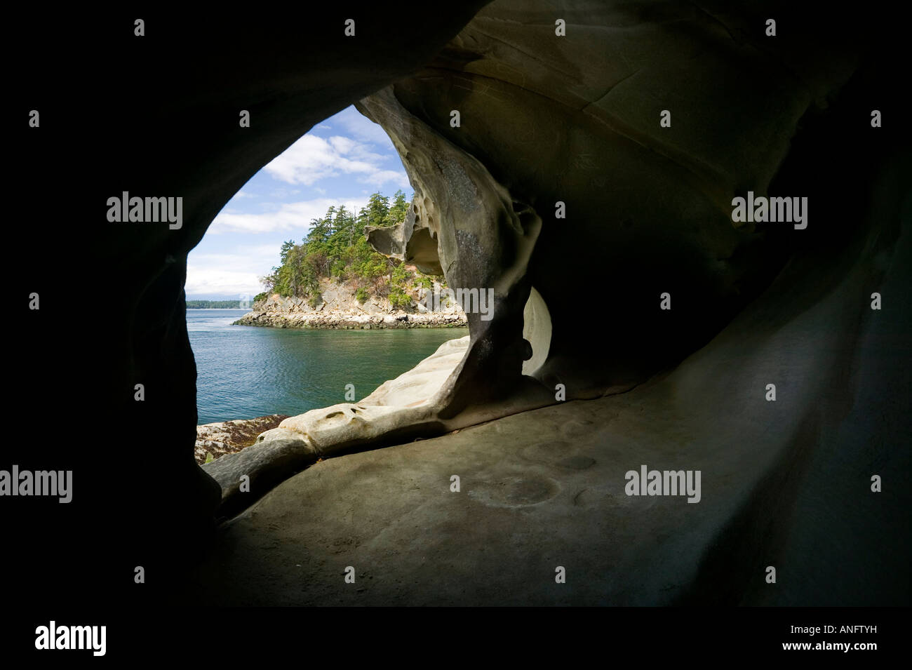 Sandstein-Höhle im Retreat Cove, Galiano Island, British Columbia, Kanada. Stockfoto