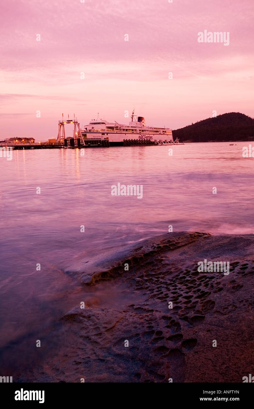 BC Fähren am Liegeplatz, in der Dämmerung auf Galiano Island, British Columbia, Kanada. Stockfoto