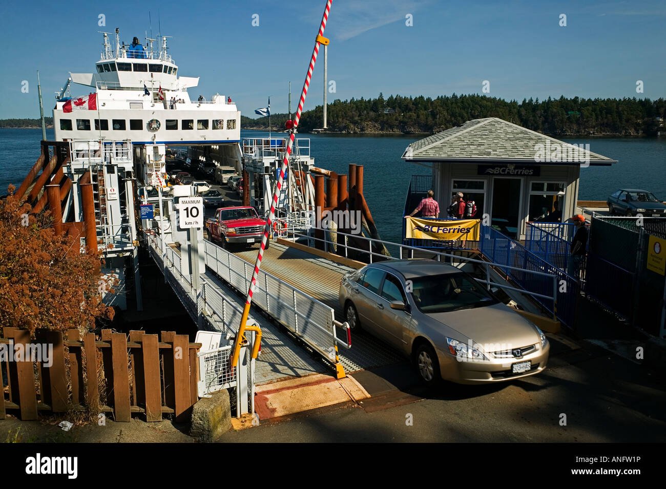 Autos, die Entladung von BC Ferry bei Lyall Harbour auf Saturna Island, Saturna Island, British Columbia, Kanada. Stockfoto