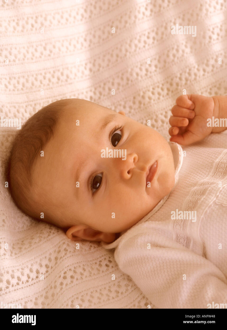 Babymädchen nachschlagen Stockfoto