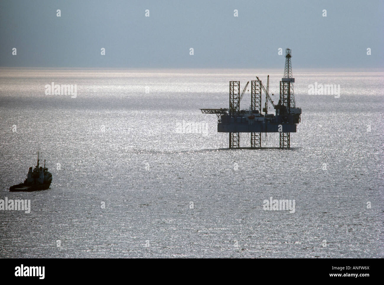 Lieferung Schiff und Öl rig im Sankt-Lorenz-Golf, Kanada. Stockfoto