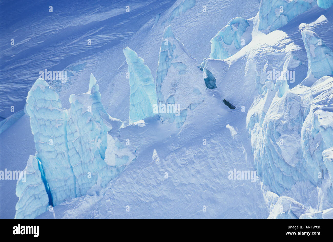 Eisfall auf einem Coast Mountain Gletscher; Burnie Gletscher Seracs, Howson Range in der Nähe von Smithers, Britisch-Kolumbien, Kanada. Stockfoto