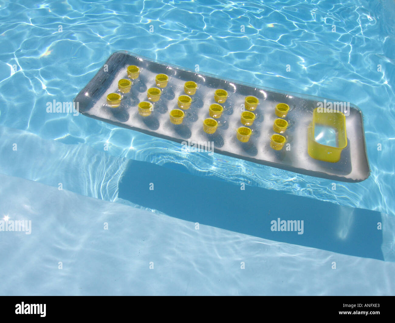 Lilo schwimmend auf ein Schwimmbad in Frankreich Stockfoto