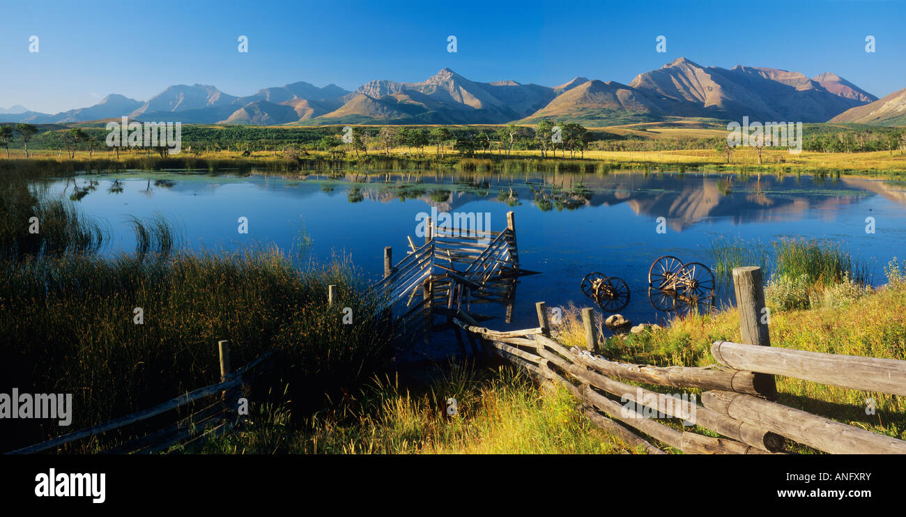 Verlassene Corral und Wagen im südwestlichen Alberta, Kanada. Stockfoto