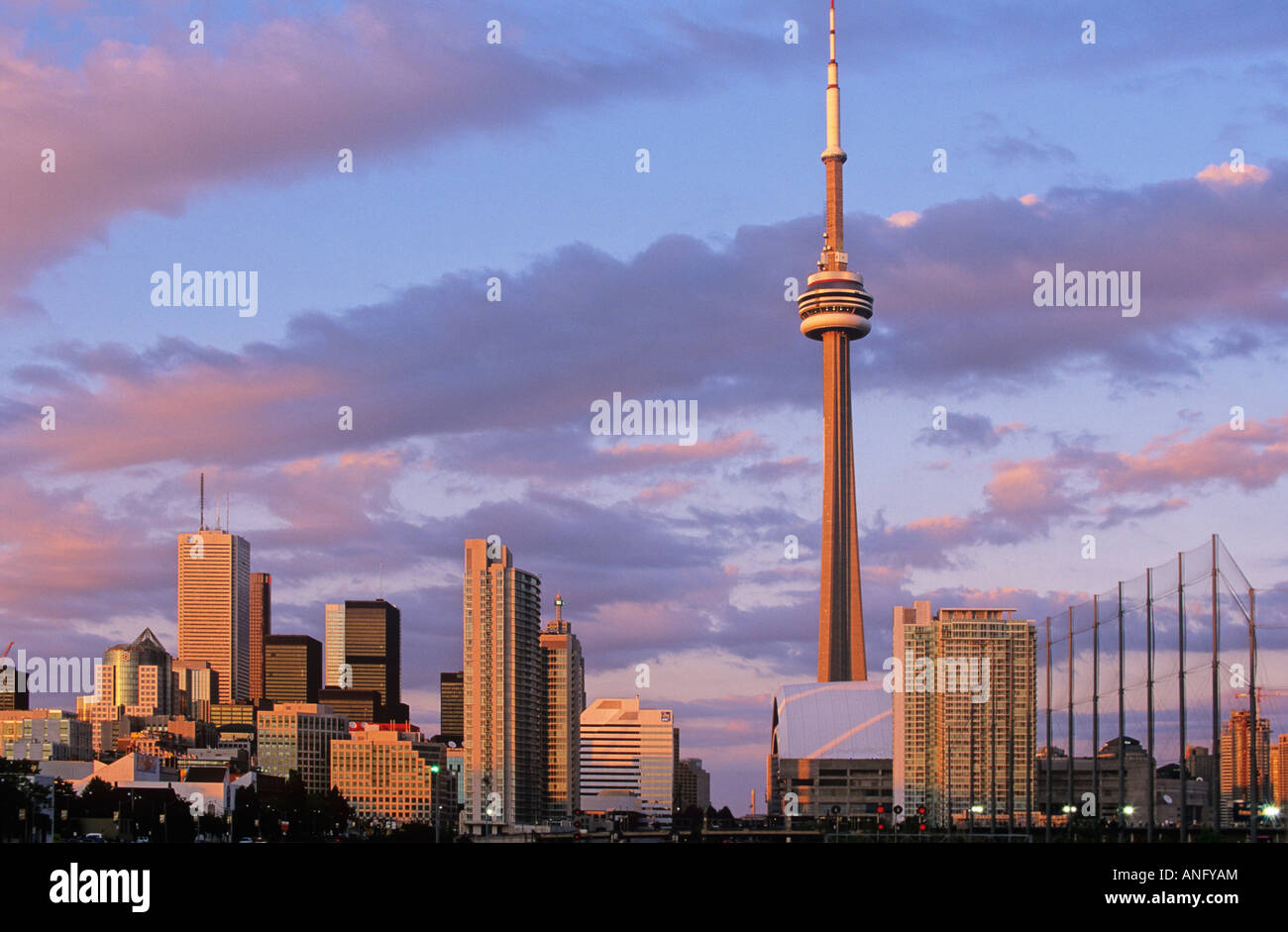 Die Skyline der Stadt in der Dämmerung, Toronto, Ontario, Kanada. Stockfoto