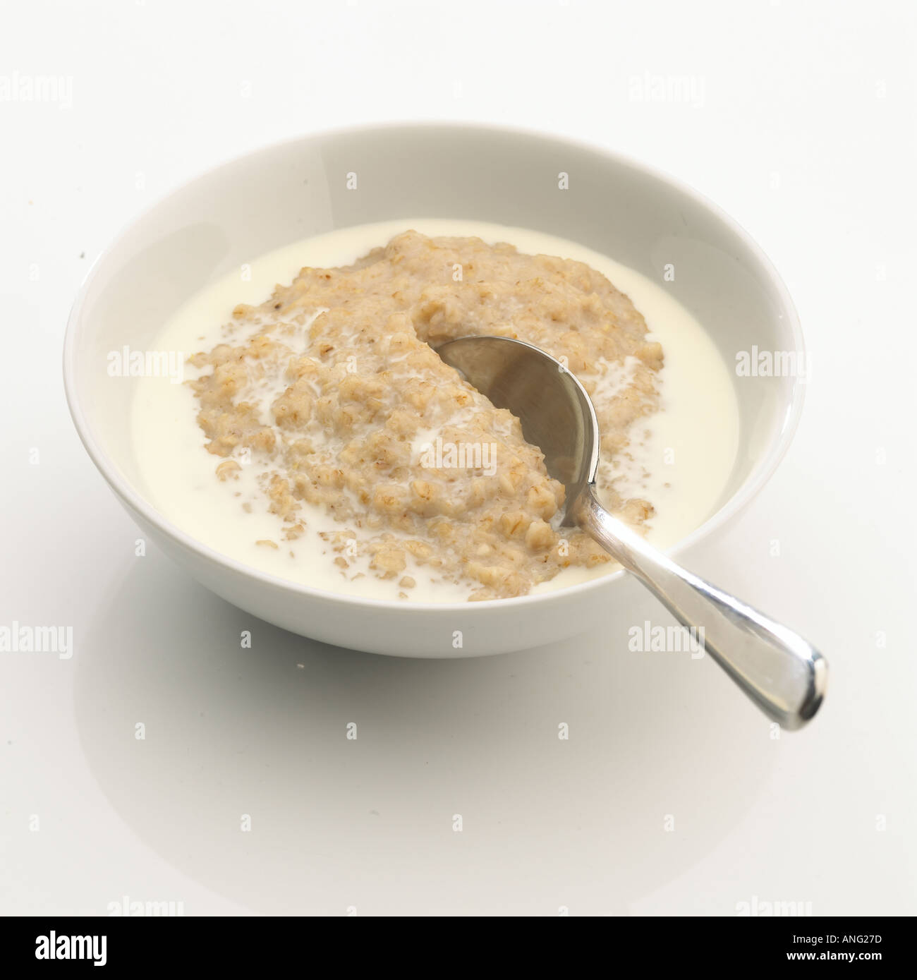 Schüssel Haferbrei mit Creme Keywords Hafer Löffel Milch Frühstück Stockfoto