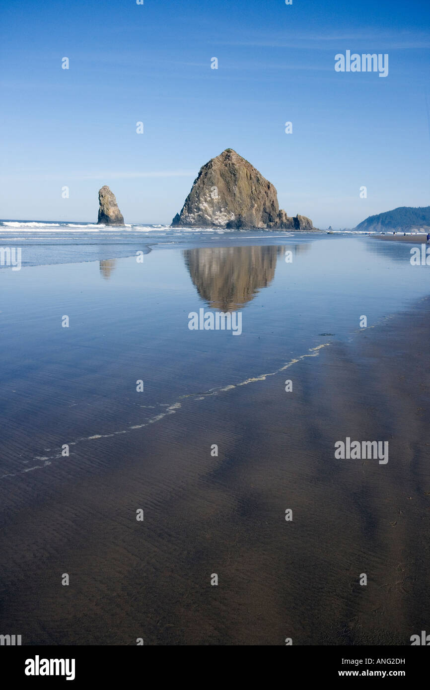 Haystack Rock Cannon Beach, Oregon an einem schönen sonnigen Sommertag Stockfoto